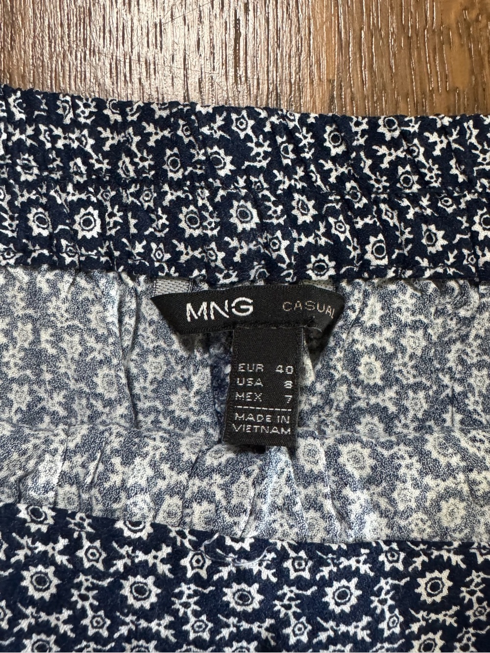 MNG Mango Navy White Micro Floral Drawstring Flowy Shorts Size 8 Coastal Boho - Picture 3 of 5